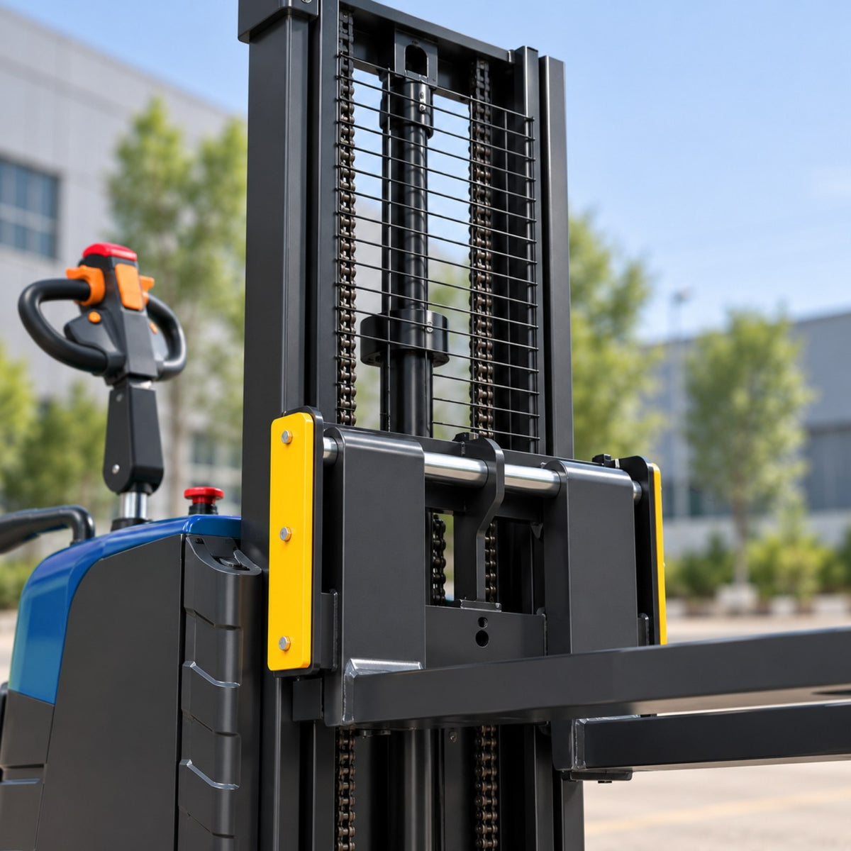 Gerbeur électrique à conducteur debout 2 tonnes – coloris bleu – détail du mât et des fourches
